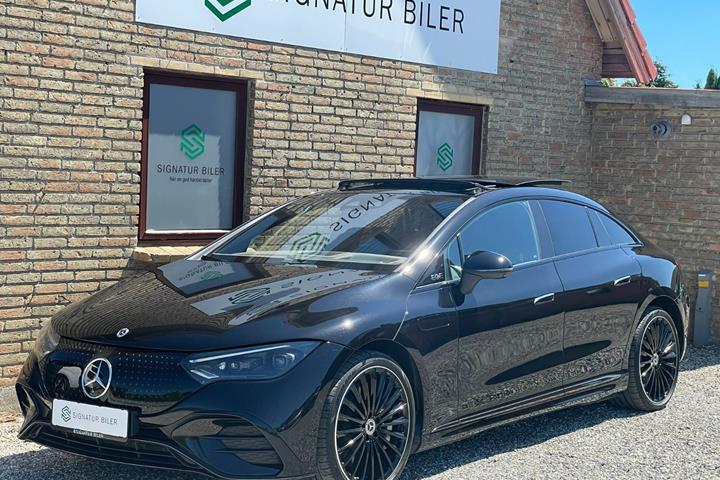 Sort Mercedes EQE350 fra 2023 set udefra