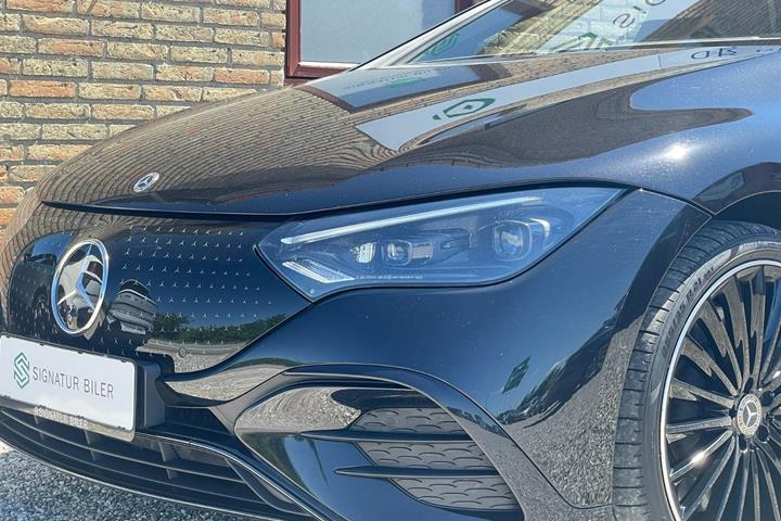 Sort Mercedes EQE350 fra 2023