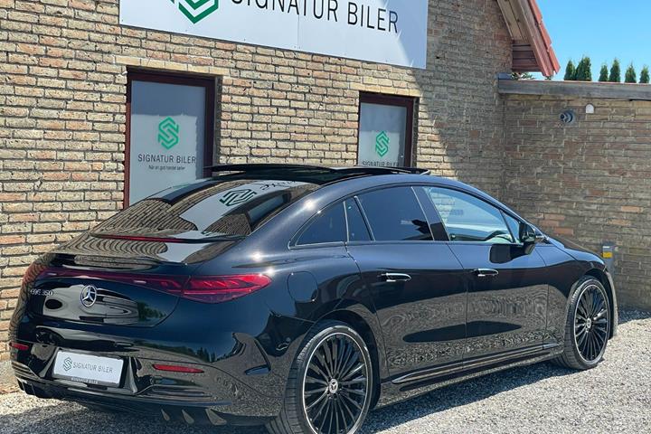 Sort Mercedes EQE350 fra 2023