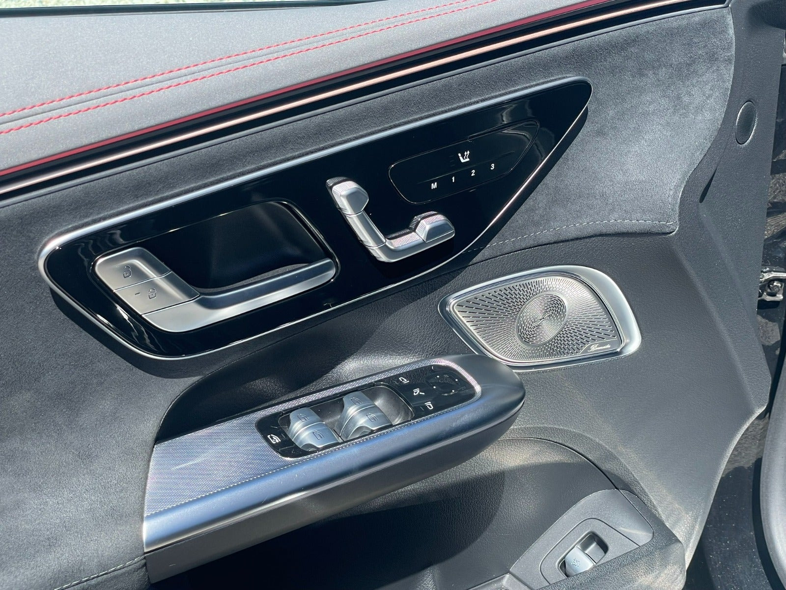 Sort Mercedes EQE350 fra 2023