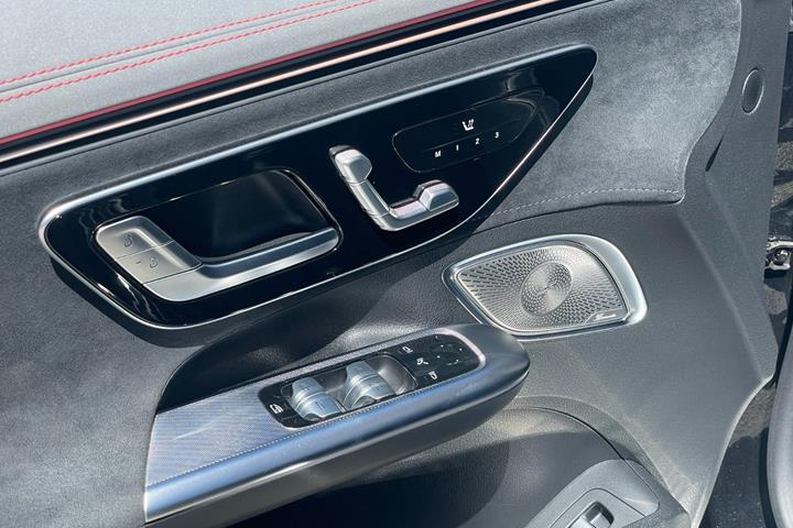 Sort Mercedes EQE350 fra 2023