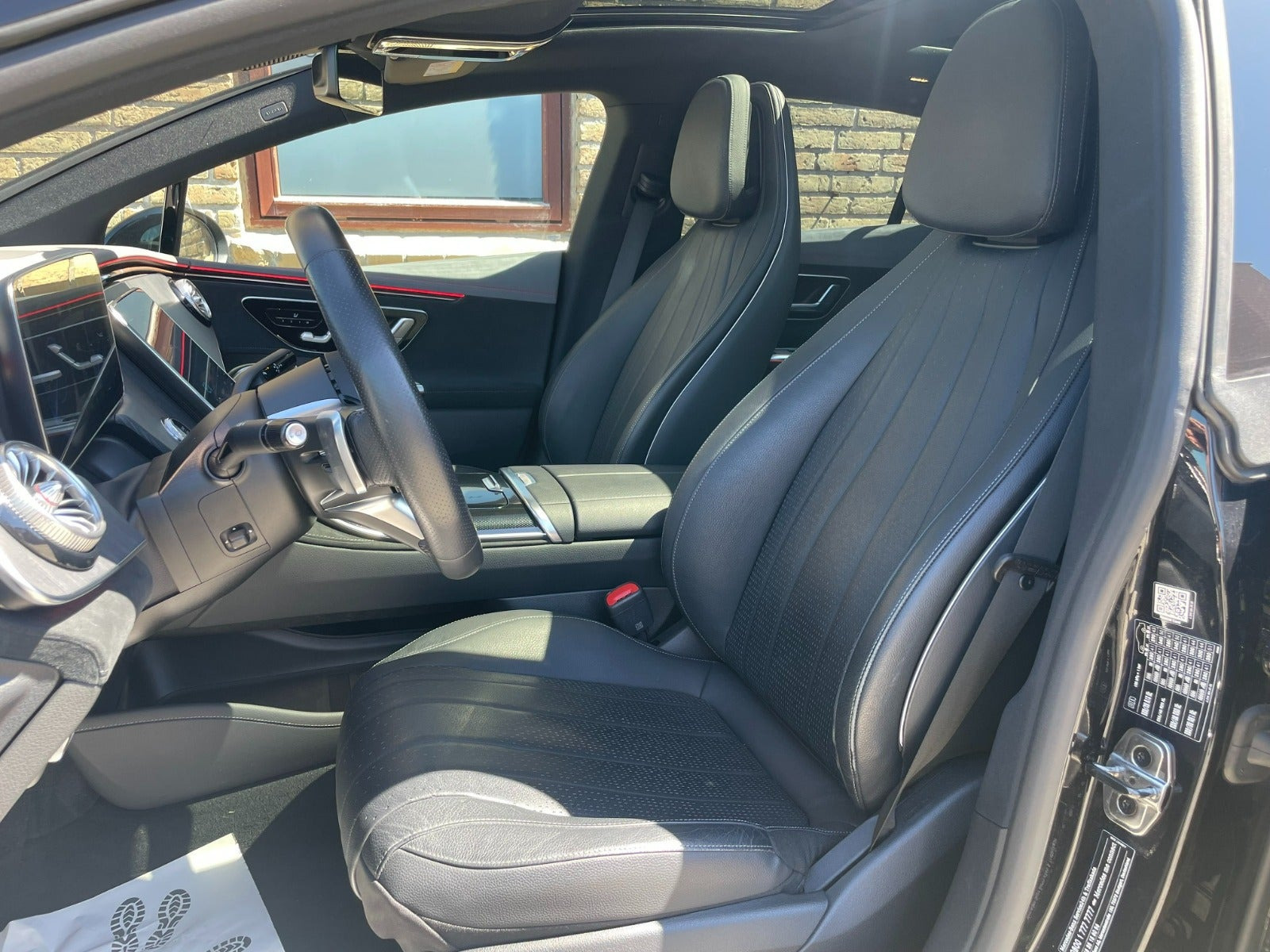 Sort Mercedes EQE350 fra 2023
