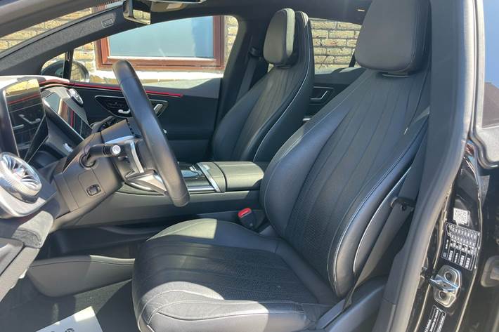 Sort Mercedes EQE350 fra 2023