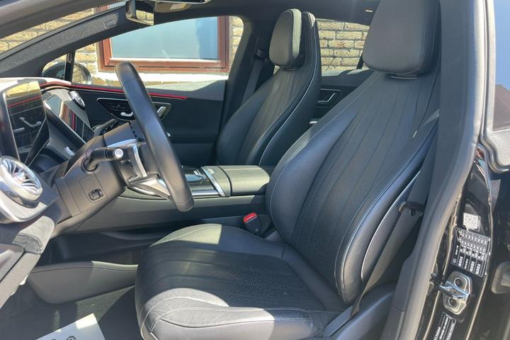 Sort Mercedes EQE350 fra 2023