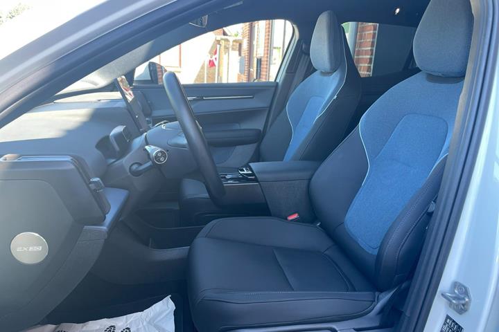 Hvid Volvo EX30 fra 2024