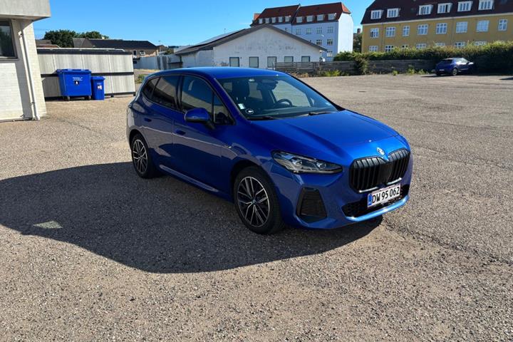 Blå BMW 225e fra 2022 set udefra