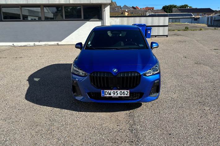 Blå BMW 225e fra 2022