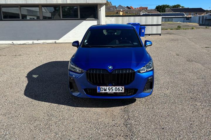 Blå BMW 225e fra 2022