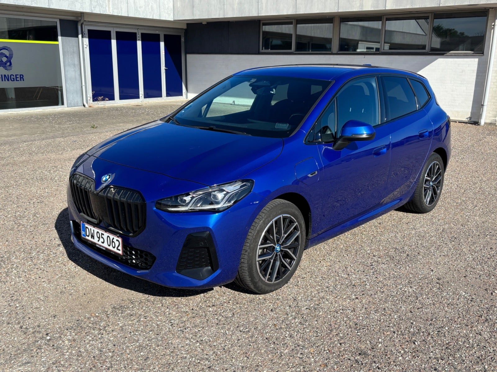 Blå BMW 225e fra 2022