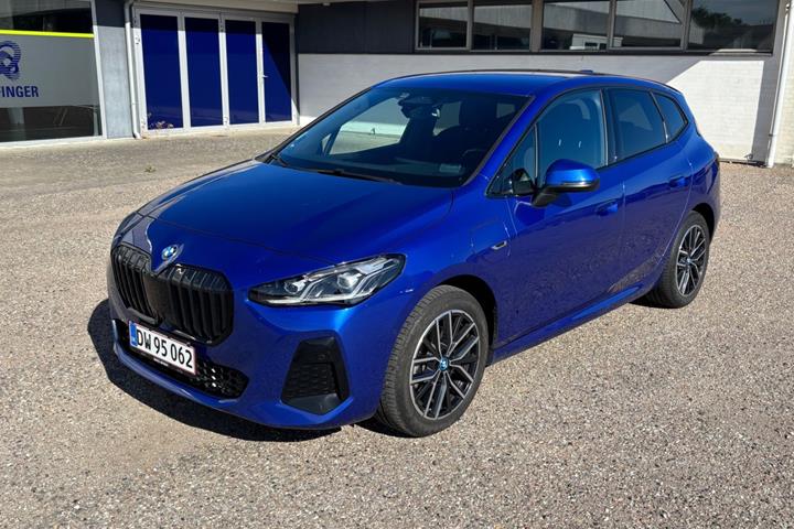 Blå BMW 225e fra 2022