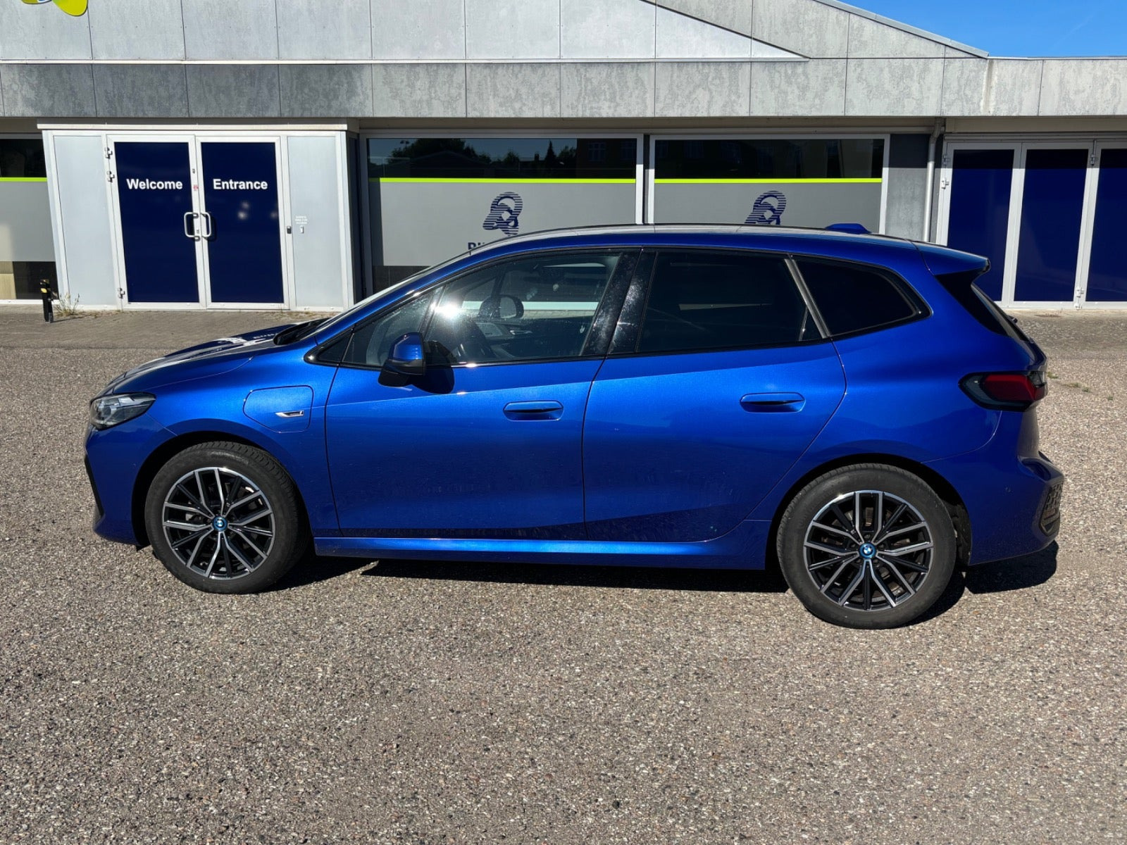 Blå BMW 225e fra 2022