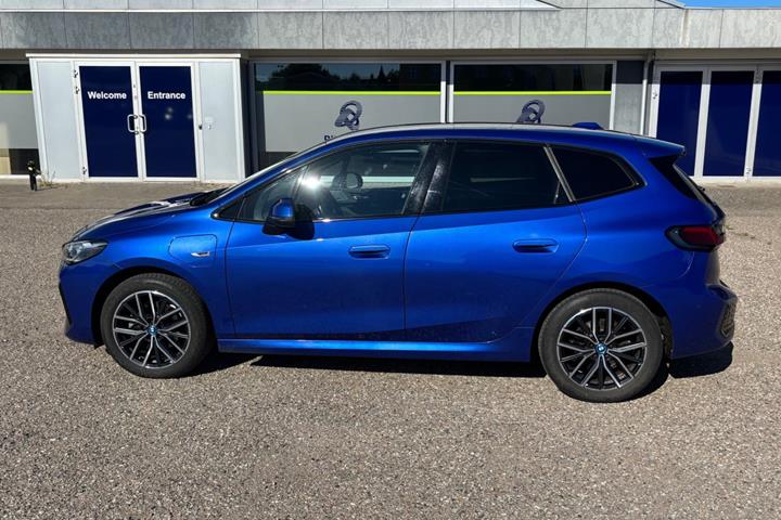 Blå BMW 225e fra 2022