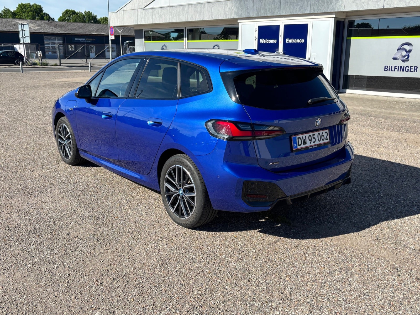 Blå BMW 225e fra 2022