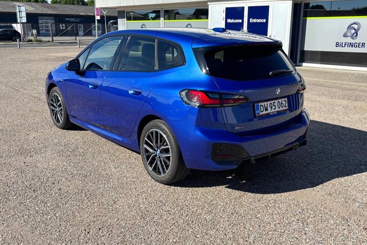 Blå BMW 225e fra 2022