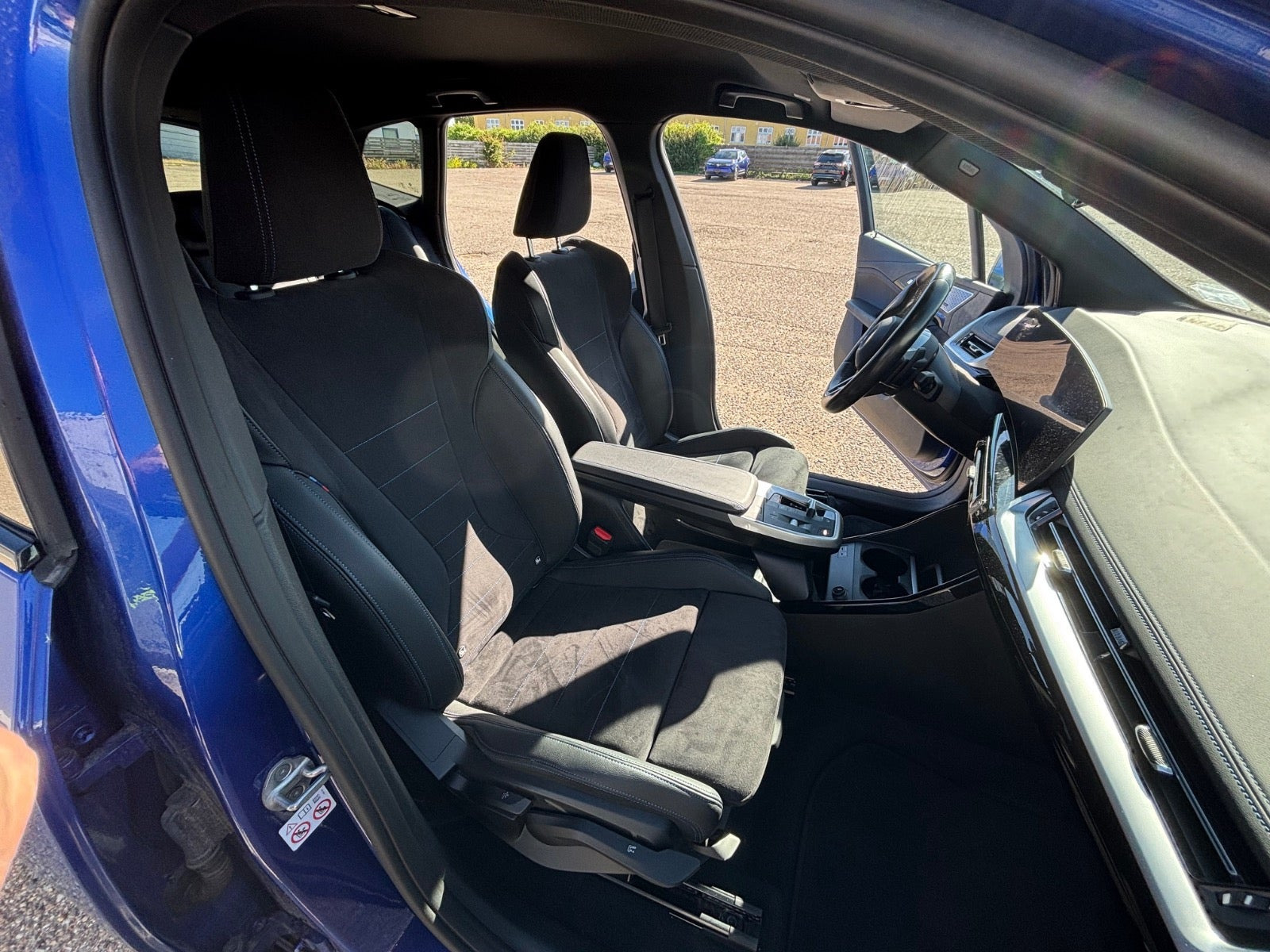 Blå BMW 225e fra 2022