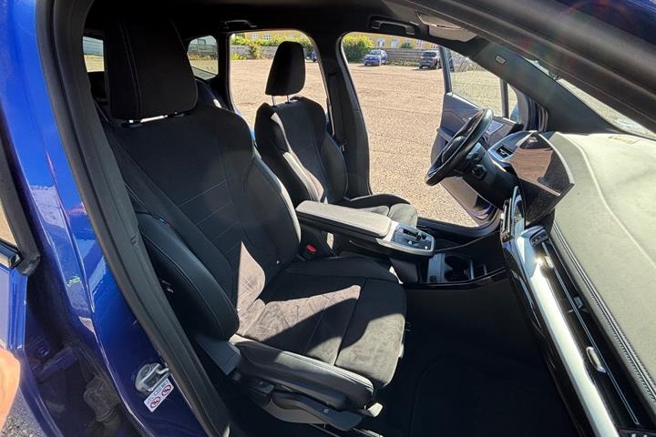 Blå BMW 225e fra 2022