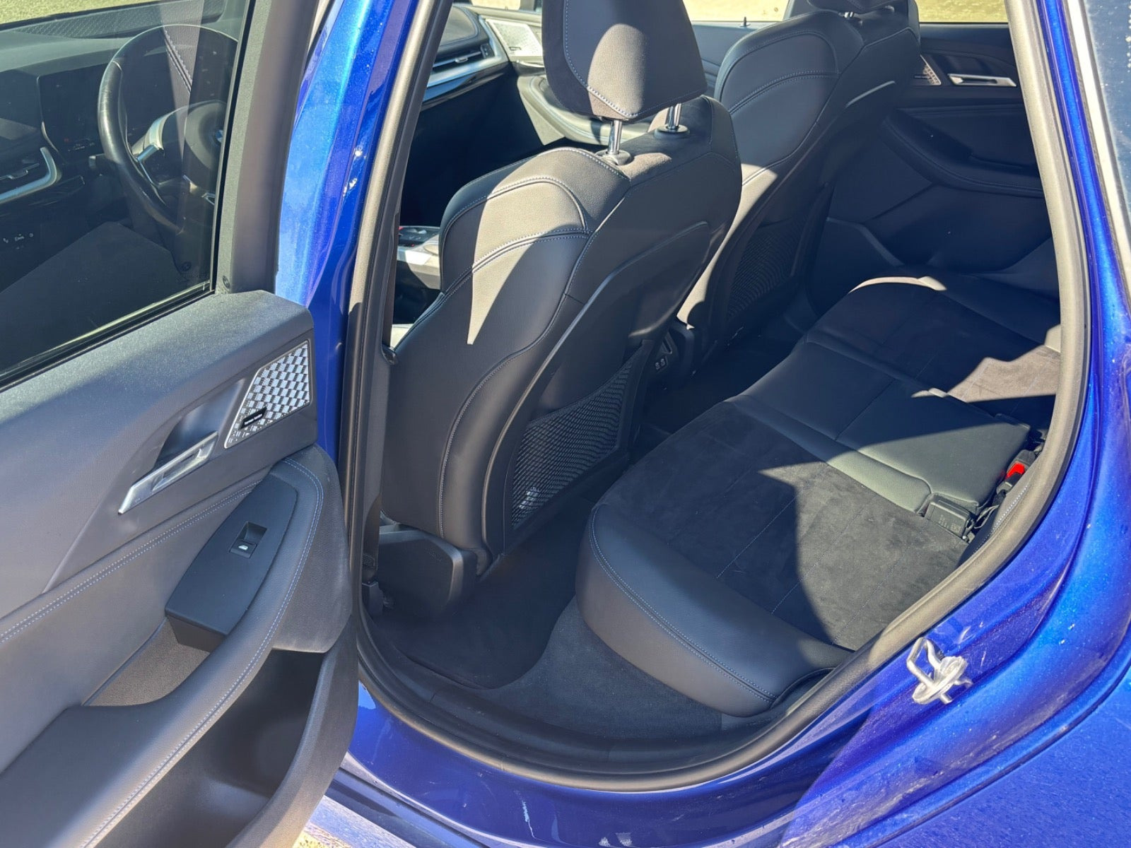 Blå BMW 225e fra 2022