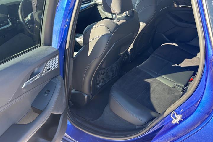 Blå BMW 225e fra 2022