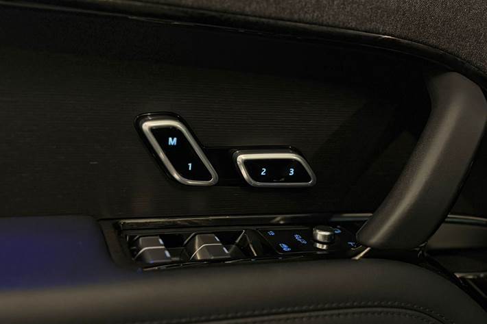 Grå Land Rover Range Rover sport fra 2023