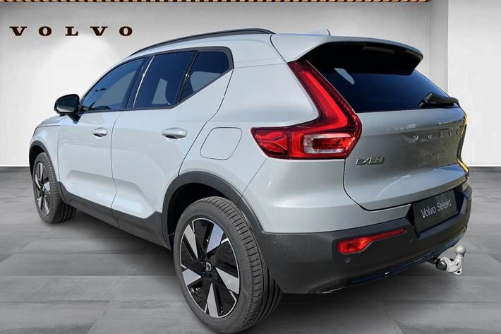 Grå Volvo EX40 fra 2025