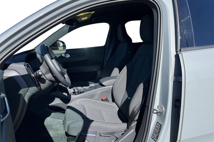 Grå Volvo EX40 fra 2025