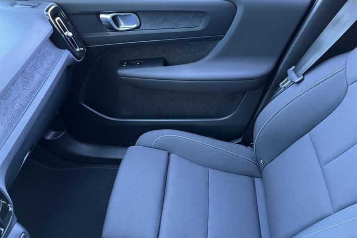 Grå Volvo EX40 fra 2025