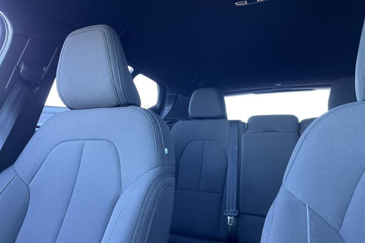Grå Volvo EX40 fra 2025