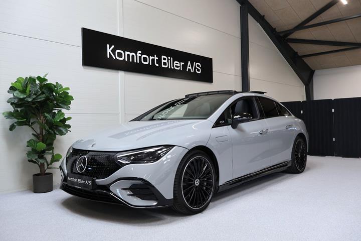 Grå Mercedes EQE350 fra 2023 set udefra
