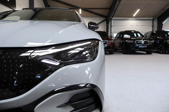 Grå Mercedes EQE350 fra 2023