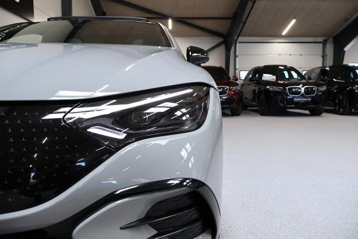 Grå Mercedes EQE350 fra 2023
