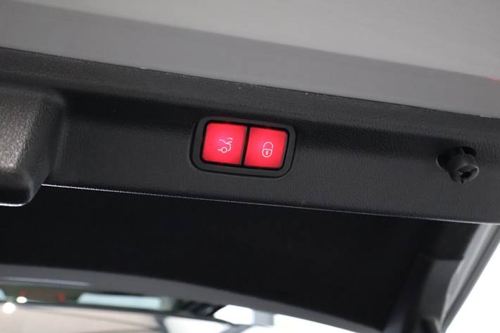 Grå Mercedes EQE350 fra 2023