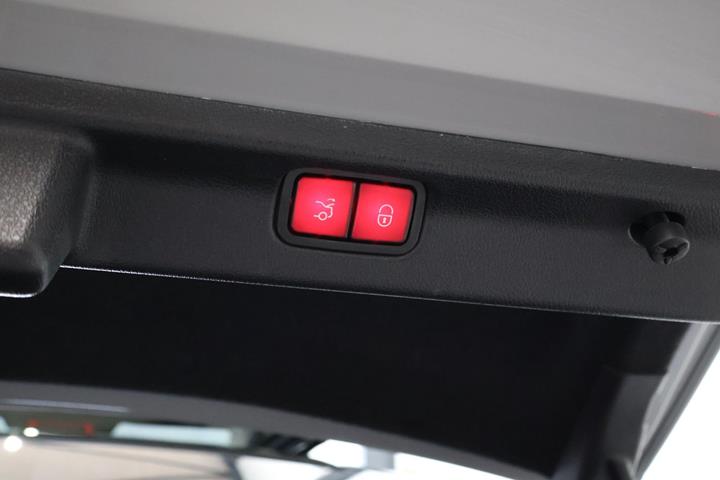 Grå Mercedes EQE350 fra 2023
