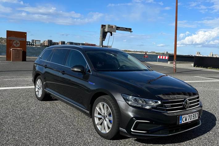 Grå VW Passat fra 2020
