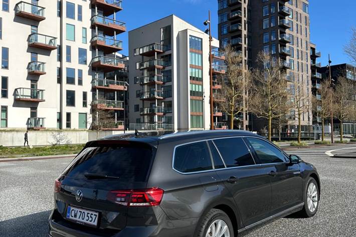 Grå VW Passat fra 2020