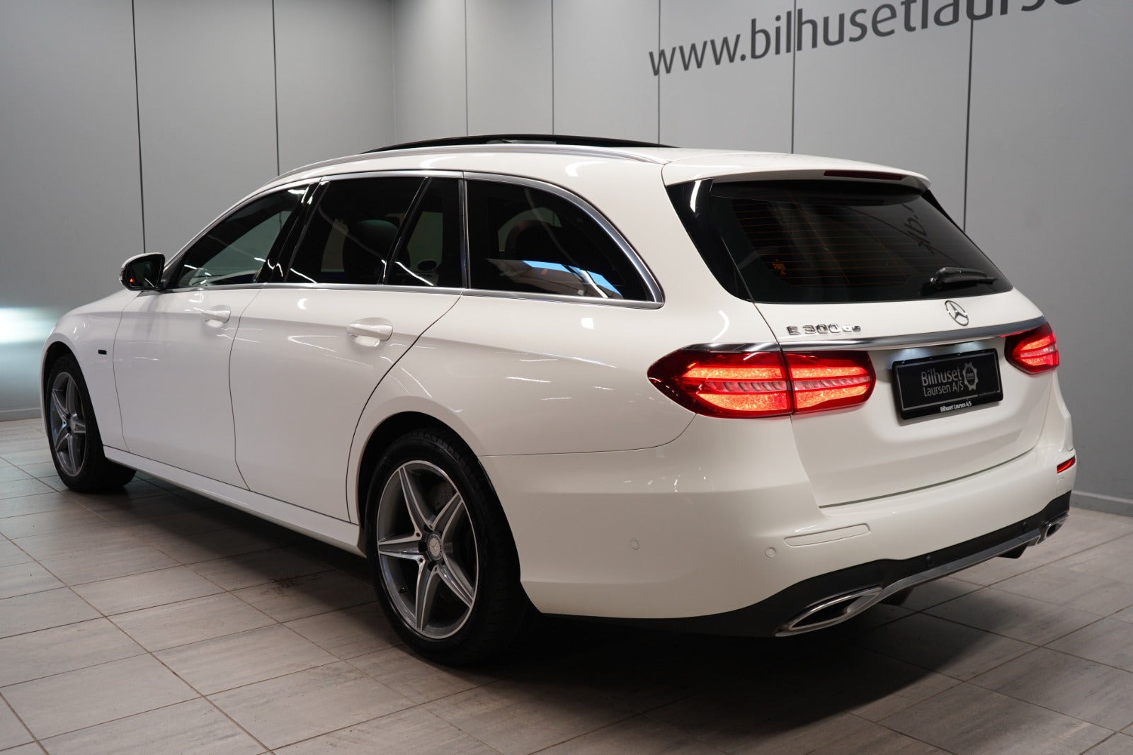 Hvid Mercedes E300 de fra 2019