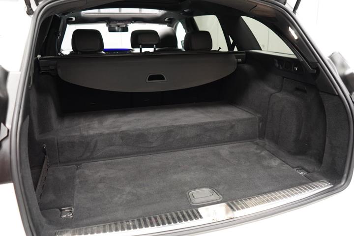 Hvid Mercedes E300 de fra 2019