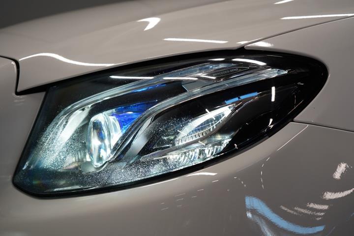 Hvid Mercedes E300 de fra 2019