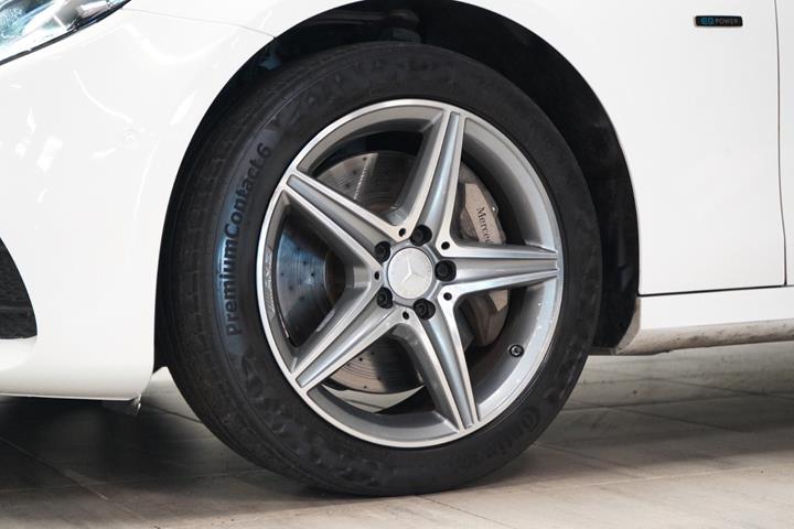Hvid Mercedes E300 de fra 2019