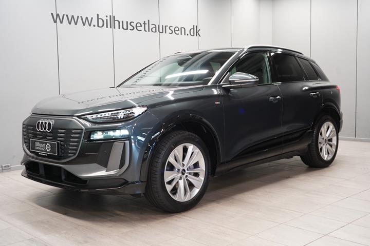 Grå Audi Q6 e-tron fra 2025 set udefra