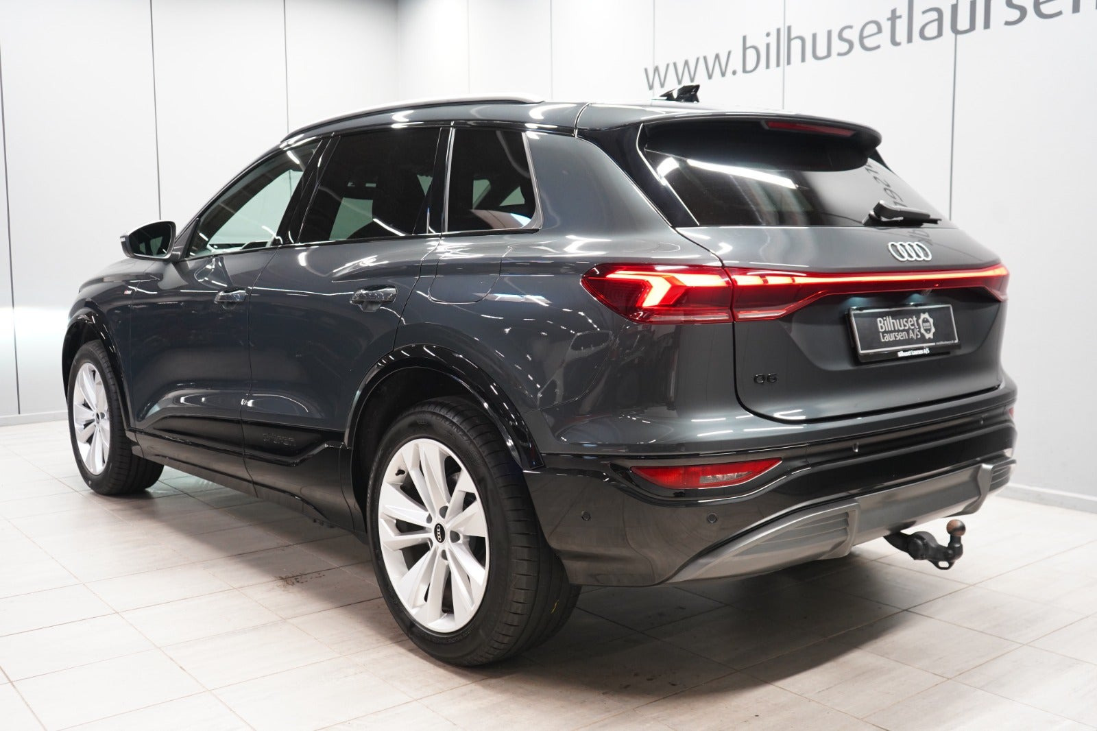 Grå Audi Q6 e-tron fra 2025