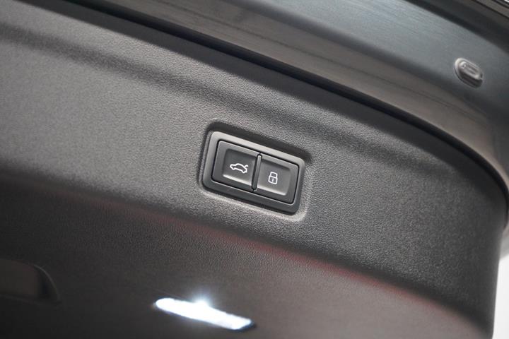 Grå Audi Q6 e-tron fra 2025