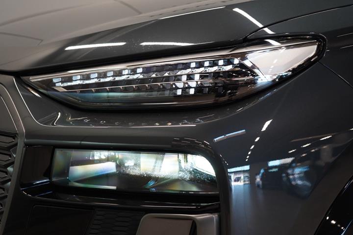 Grå Audi Q6 e-tron fra 2025