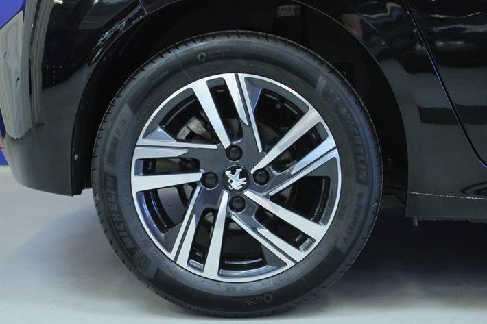 Sort Peugeot 208 fra 2023