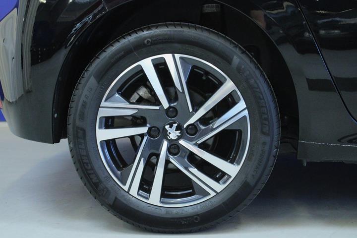 Sort Peugeot 208 fra 2023