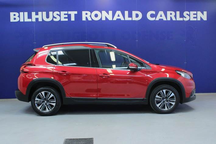 Rød Peugeot 2008 fra 2019