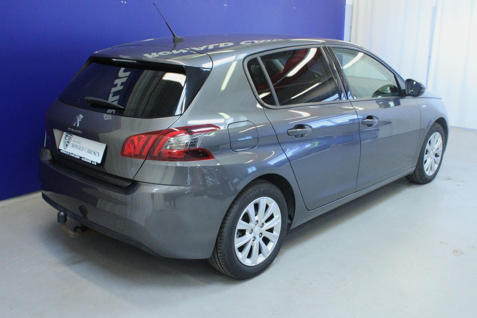 Grå Peugeot 308 fra 2019