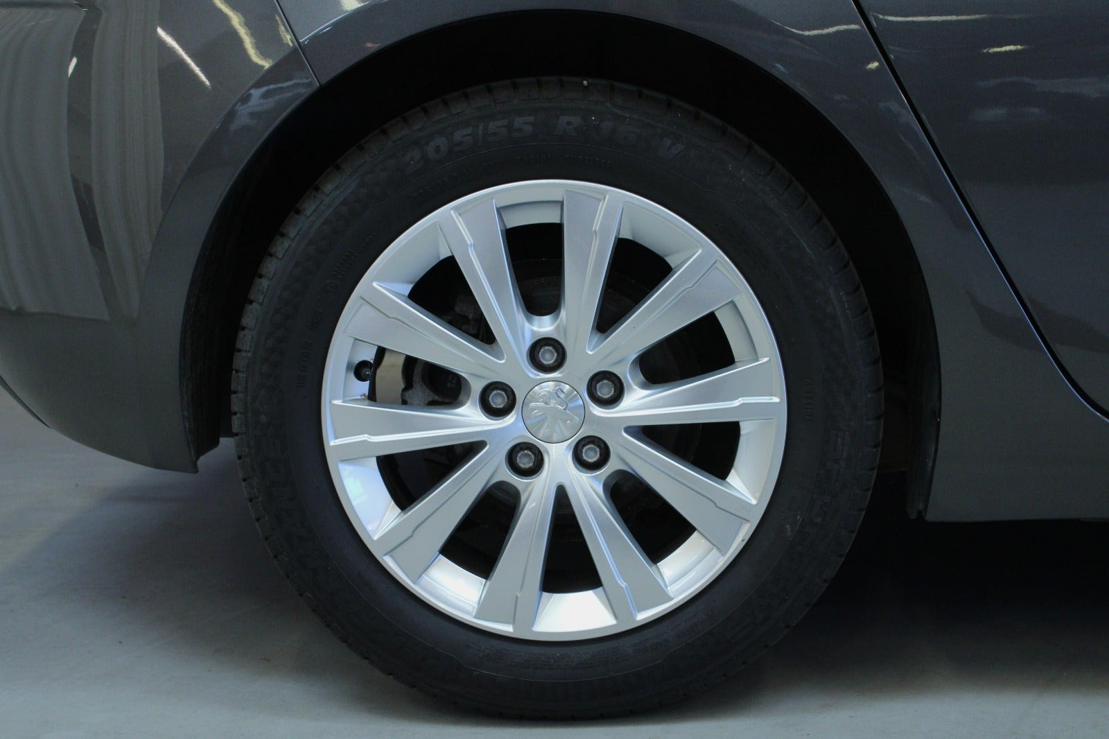 Grå Peugeot 308 fra 2019