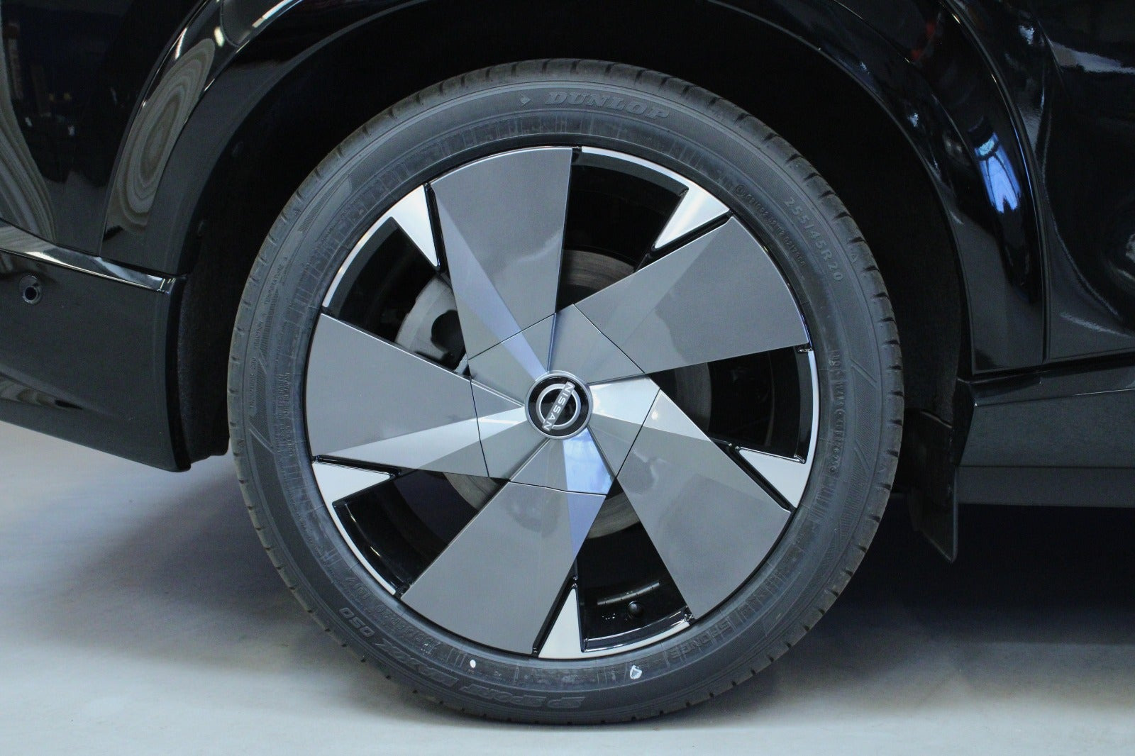 Sort Nissan Ariya fra 2025