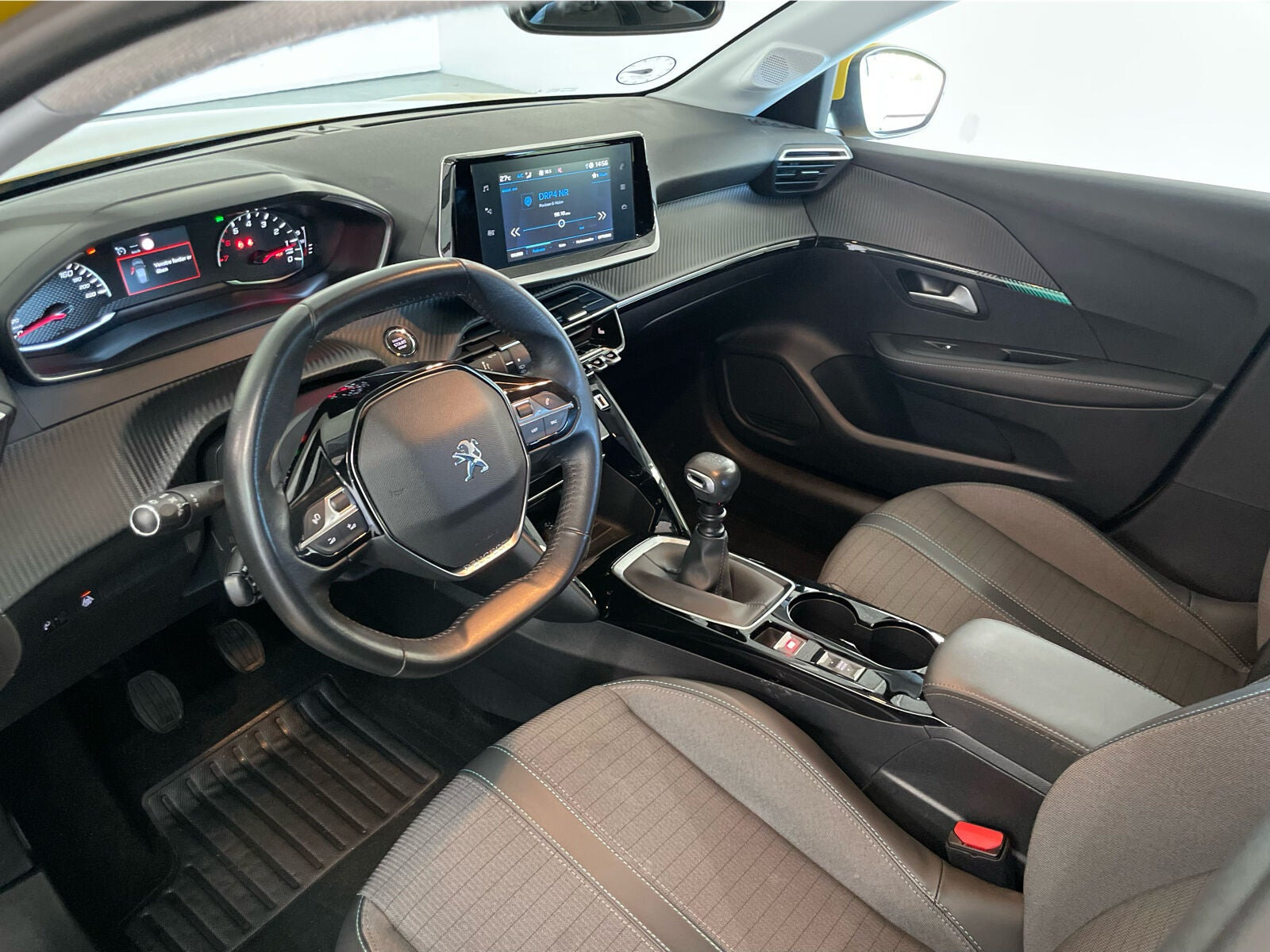 Gul Peugeot 208 fra 2021
