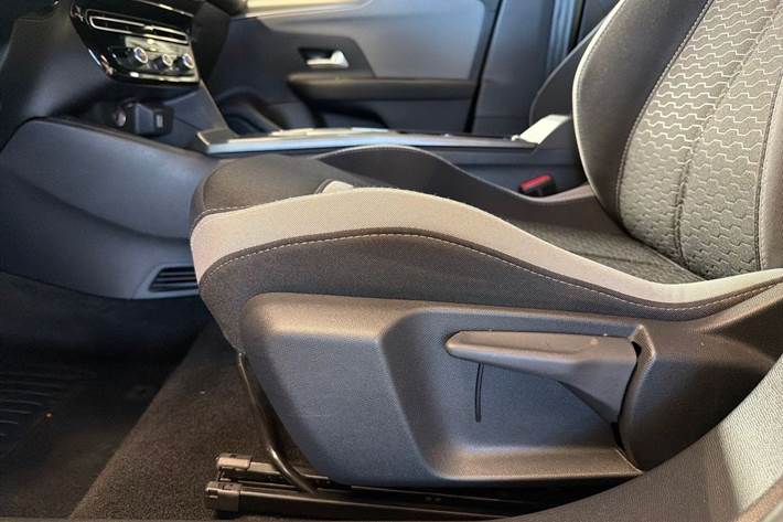 Grå Opel Mokka-e fra 2025